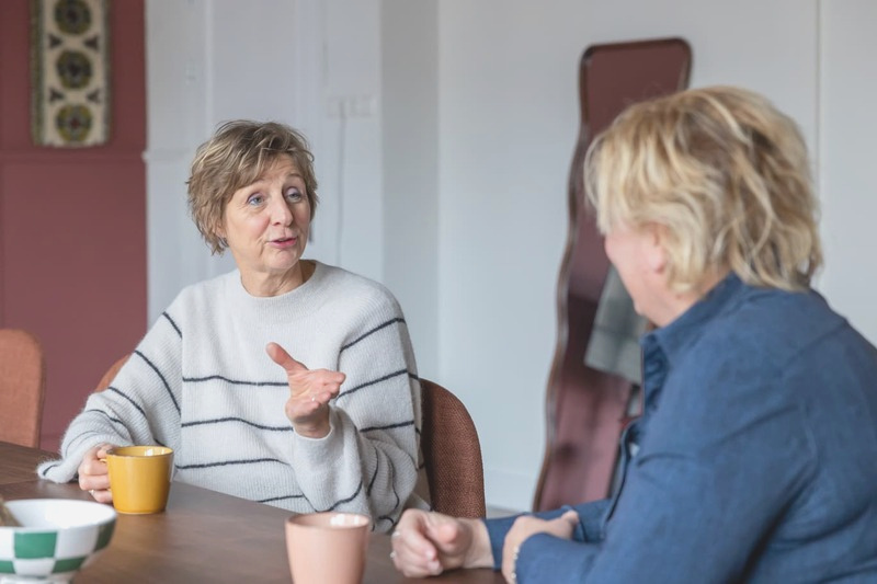 Lysbeth en Danielle tijdens een begeleidend gesprek